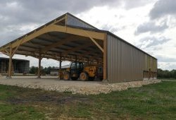 (86) Stabulation et Stockage avec Toiture Photovoltaique