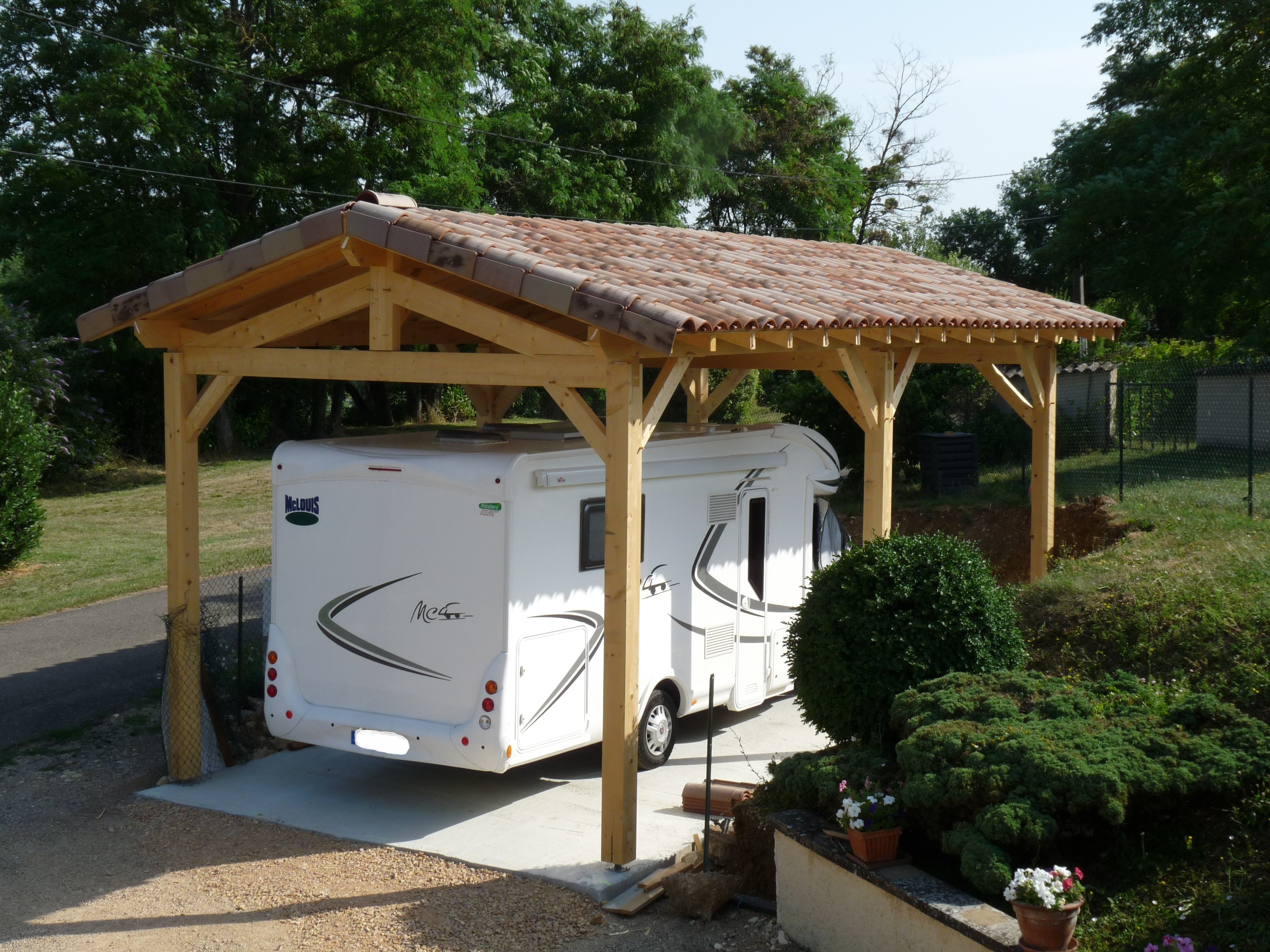 Abris Campingcar Charpente Assemblée couverture tuile