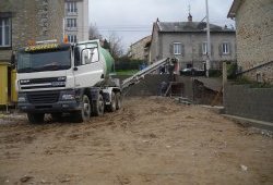 Mur de Soutènement contre une grande rue de Centre-ville