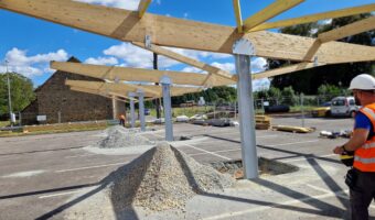 Ombrière en cours de construction