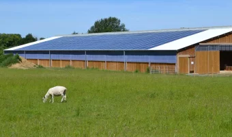 Bergerie, toiture Bartic et panneaux photovoltaïques