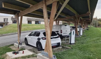 Ombrière solaire sur parking avec vue des stations de chargement