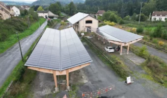 Deux ombrières solaires ossature en Y sur un grand parking